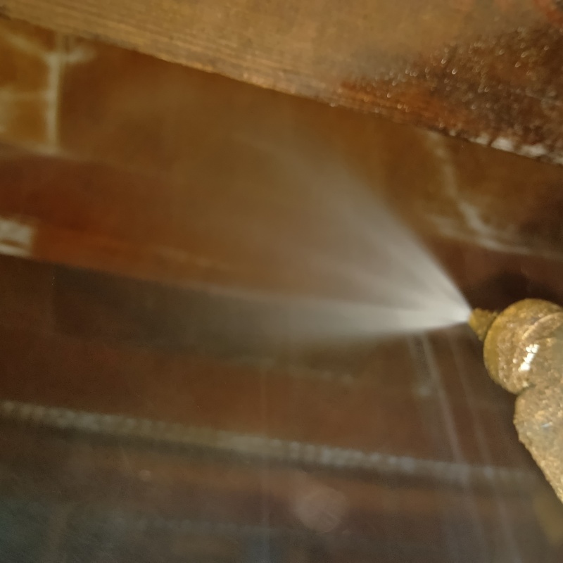 床下木材にシロアリ駆除剤を散布