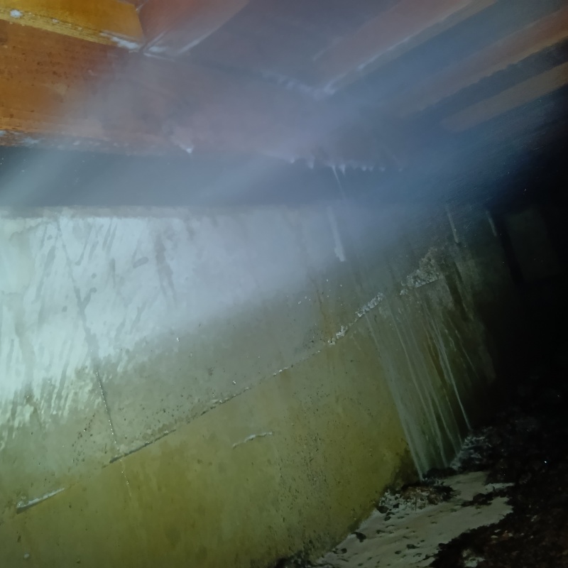 基礎にシロアリ駆除剤を散布