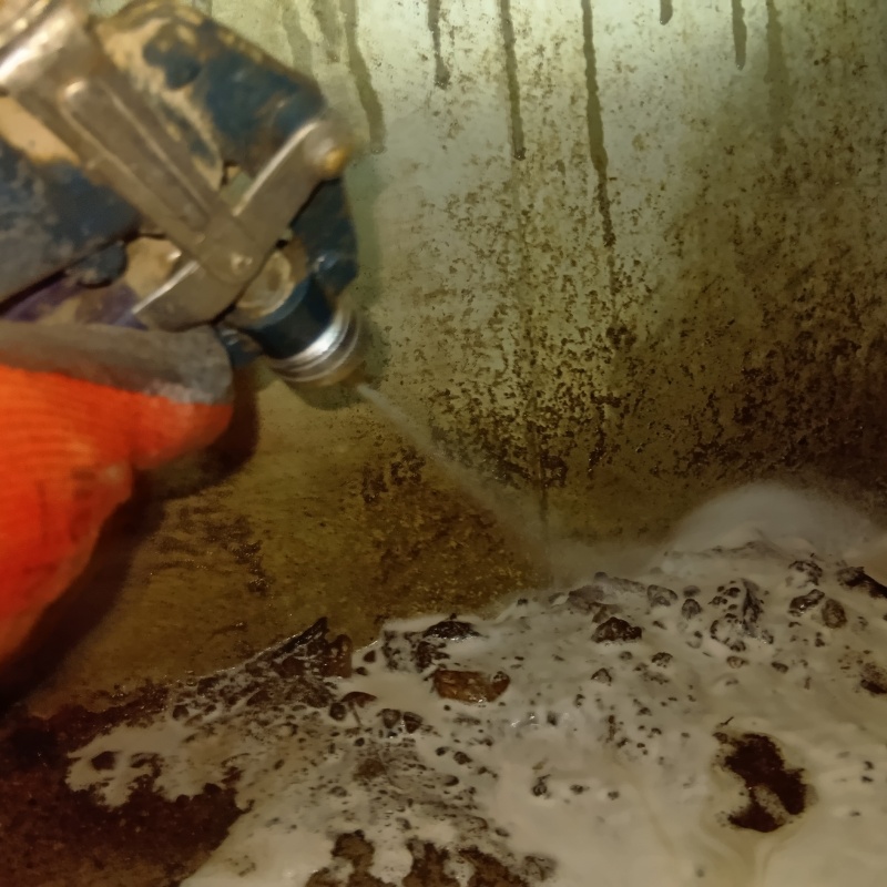 地面にシロアリ駆除剤を散布