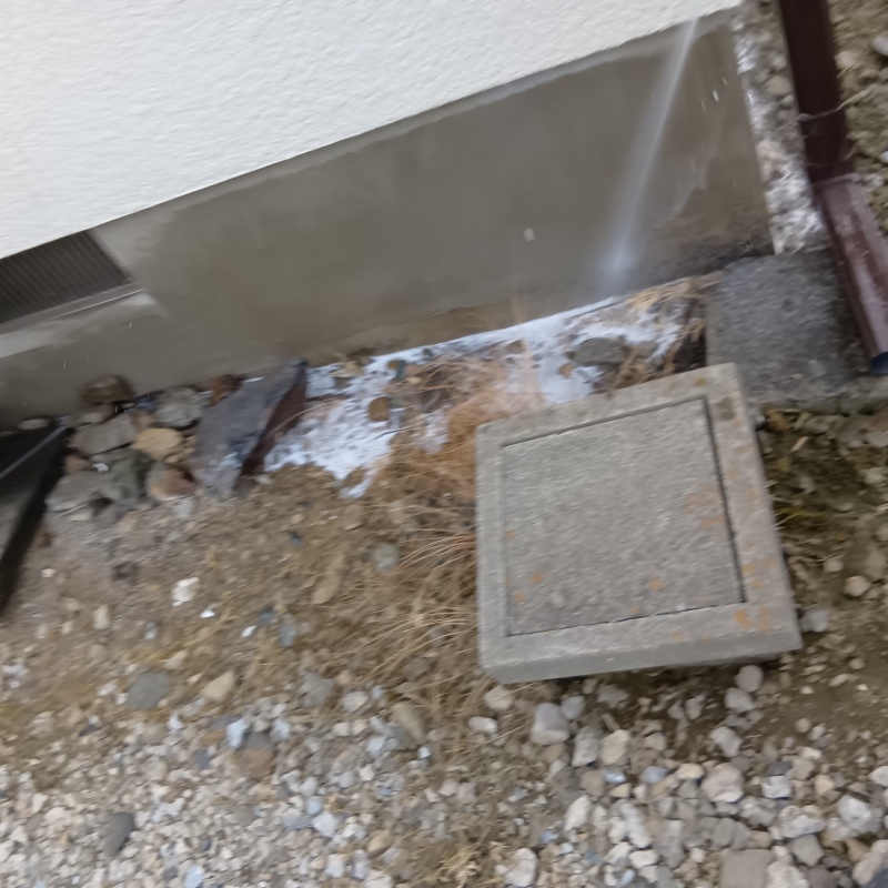 基礎まわりにシロアリ駆除剤を散布