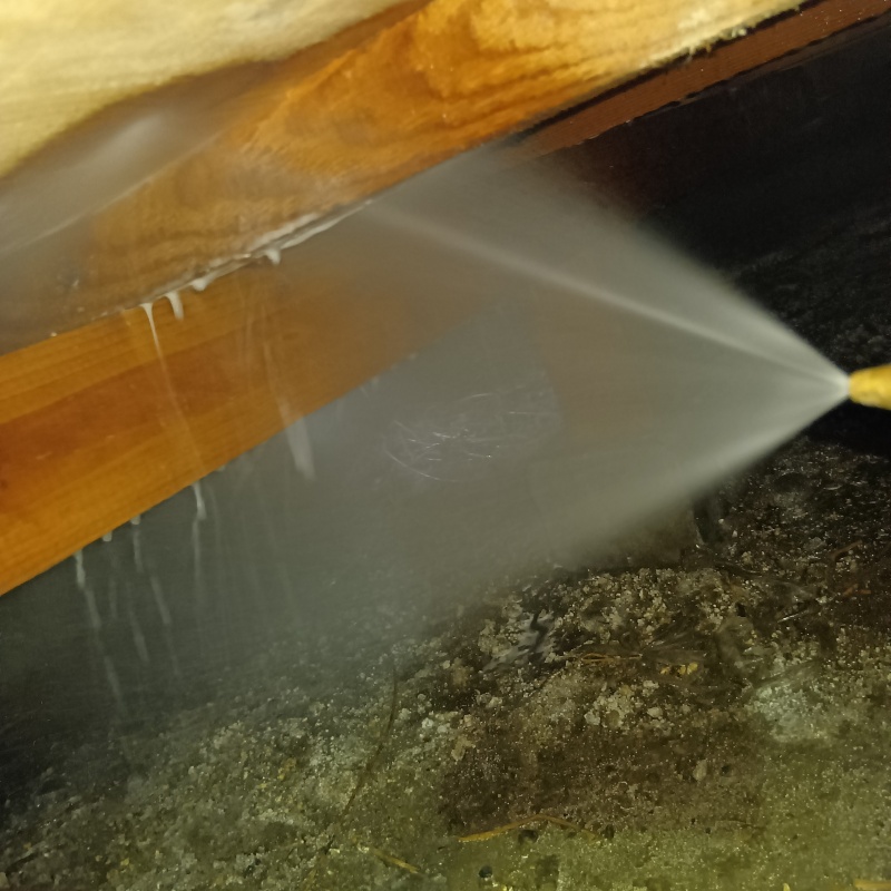 床下木材に防蟻剤を散布