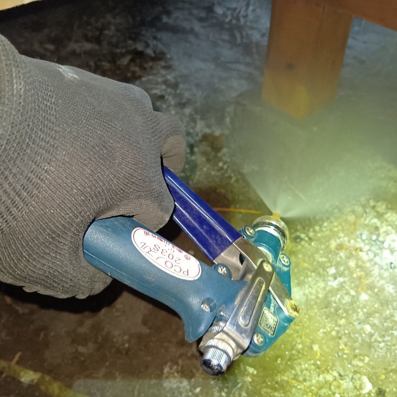 束石まわりの土壌に防蟻剤を散布