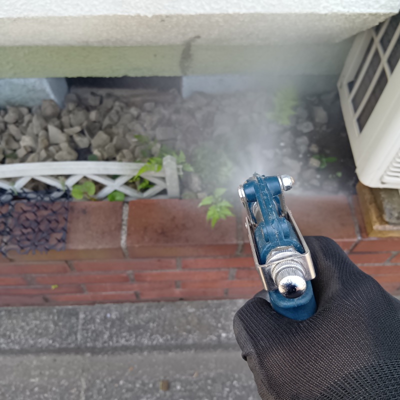 建物外周の土壌に防蟻剤を散布