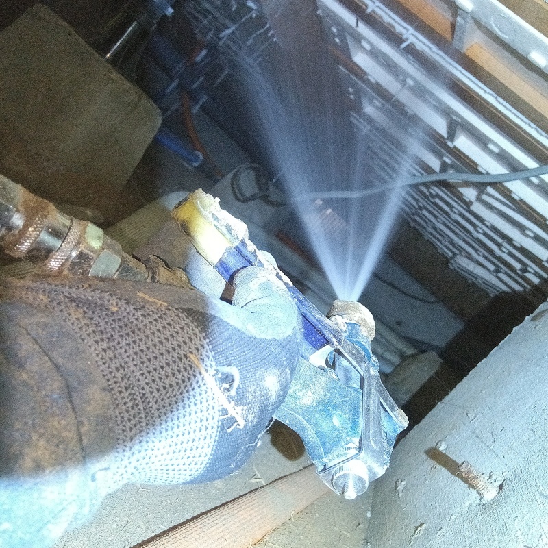 床下木材・断熱材にシロアリ駆除剤を散布