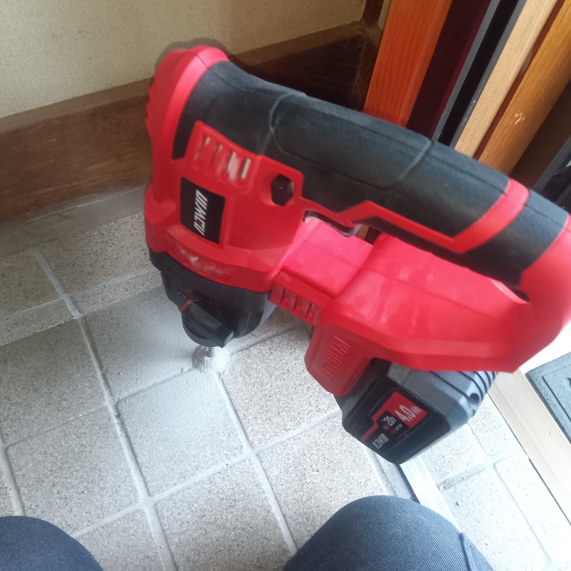 シロアリ駆除剤を注入するための穴を開けている様子