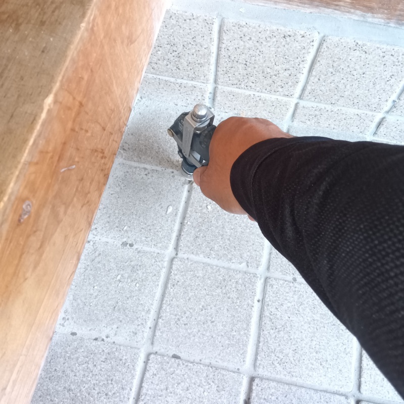 玄関床の目地からシロアリ駆除剤を注入