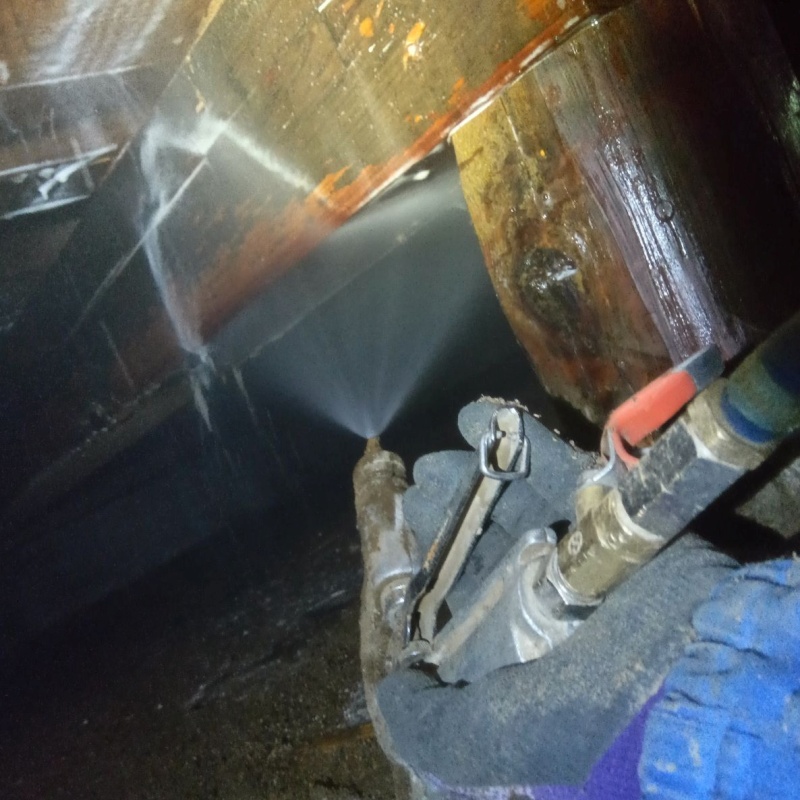 床下木材にシロアリ駆除剤を散布