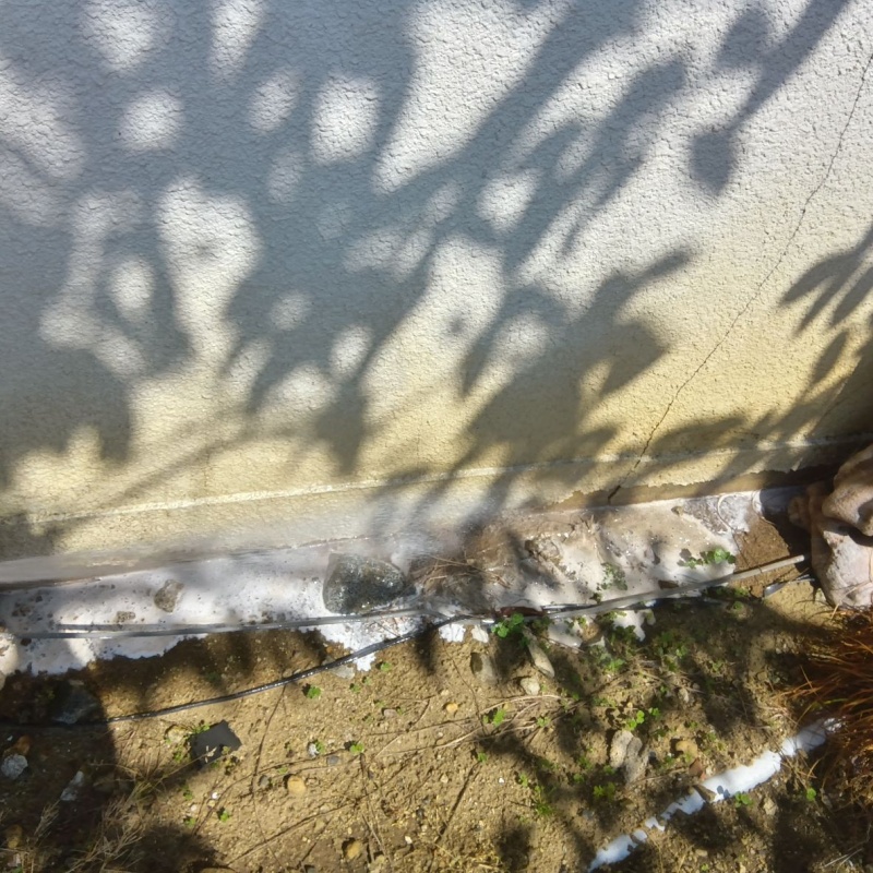 建物外周の土壌にシロアリ駆除剤を散布