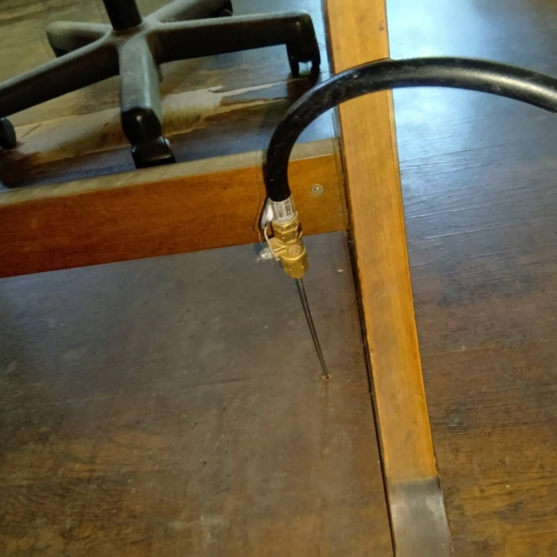 フローリングに穴を開けてシロアリ駆除剤を注入