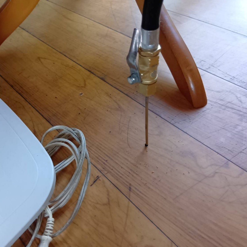 フローリングに穴を開けてシロアリ駆除剤を注入