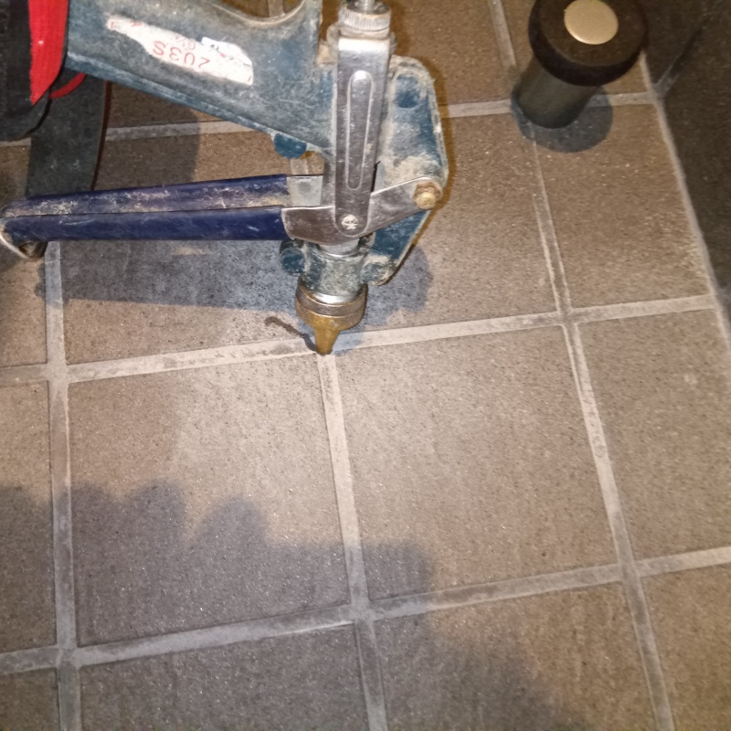 玄関床の目地からシロアリ駆除剤を注入