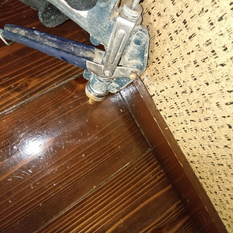 フローリングに穴を開けてシロアリ駆除剤を注入