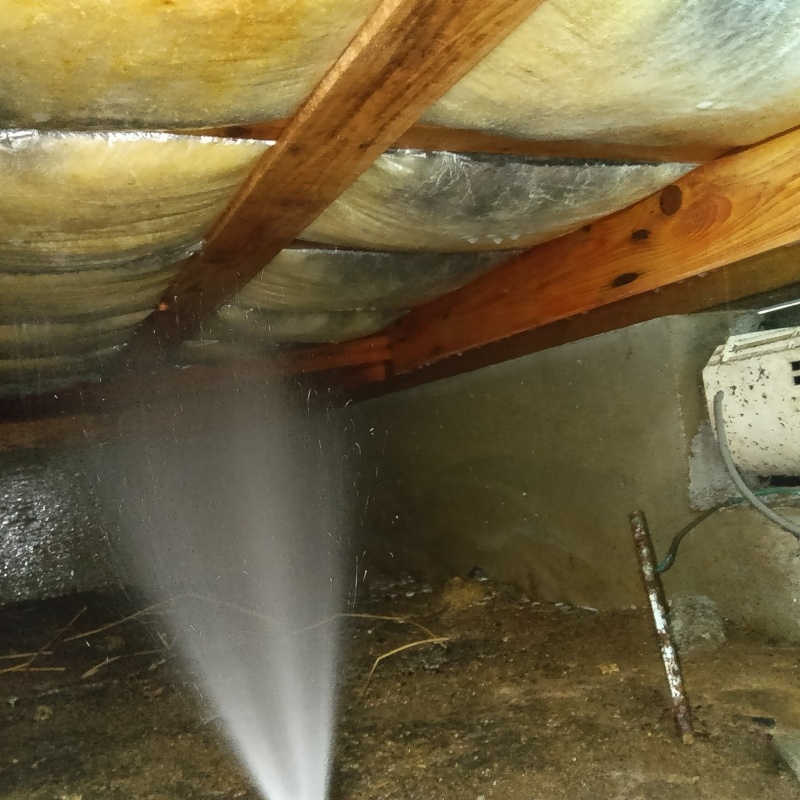 床下の木材にシロアリ駆除剤を散布