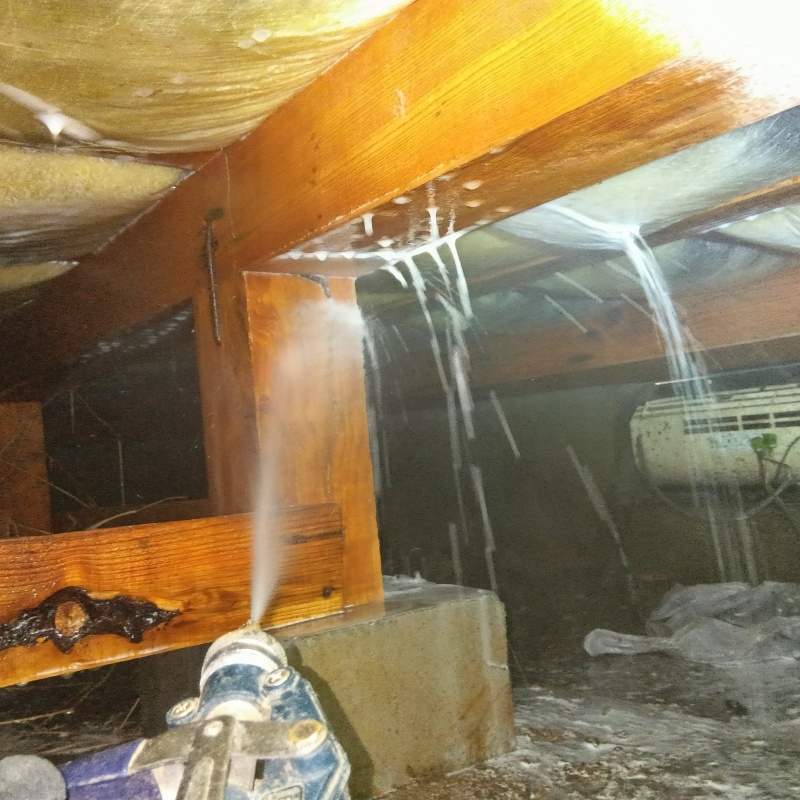 床下の木材にシロアリ駆除剤を散布