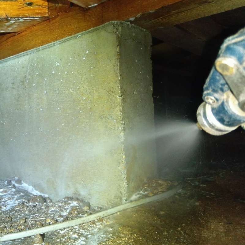 床下の地面にシロアリ駆除剤を散布