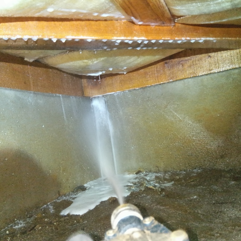 床下の基礎部分にシロアリ駆除剤を散布