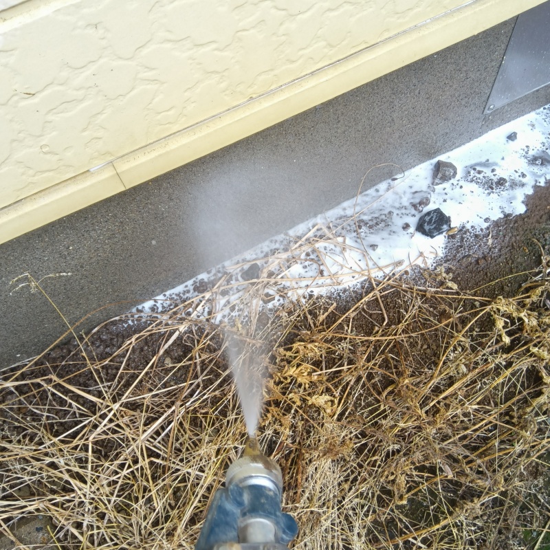 建物の外周にシロアリ駆除剤を散布