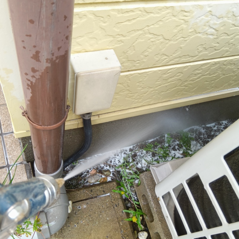 建物の外周にシロアリ駆除剤を散布