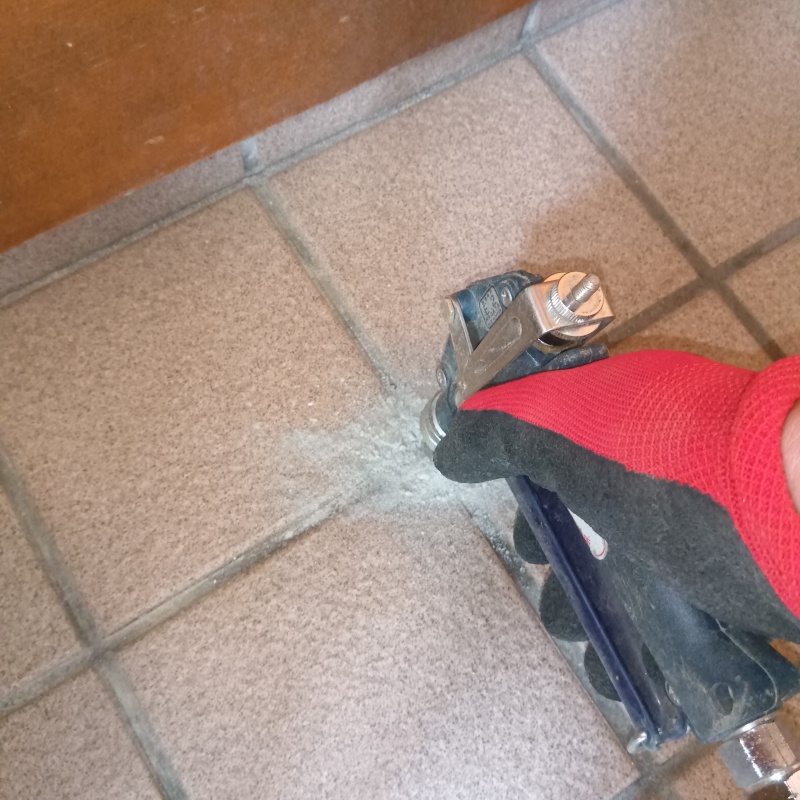 床にシロアリ駆除剤を注入