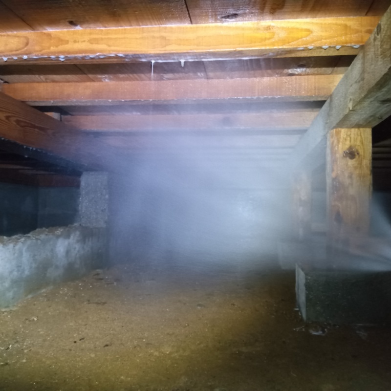 床下の木材にシロアリ駆除剤を散布