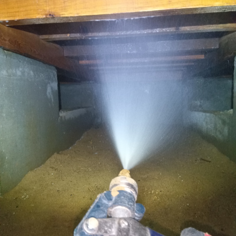 床下の木材にシロアリ駆除剤を散布