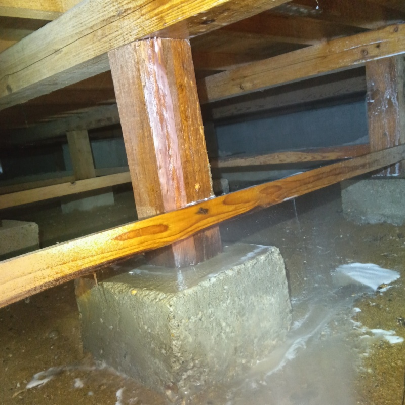 束石まわりにシロアリ駆除剤を散布