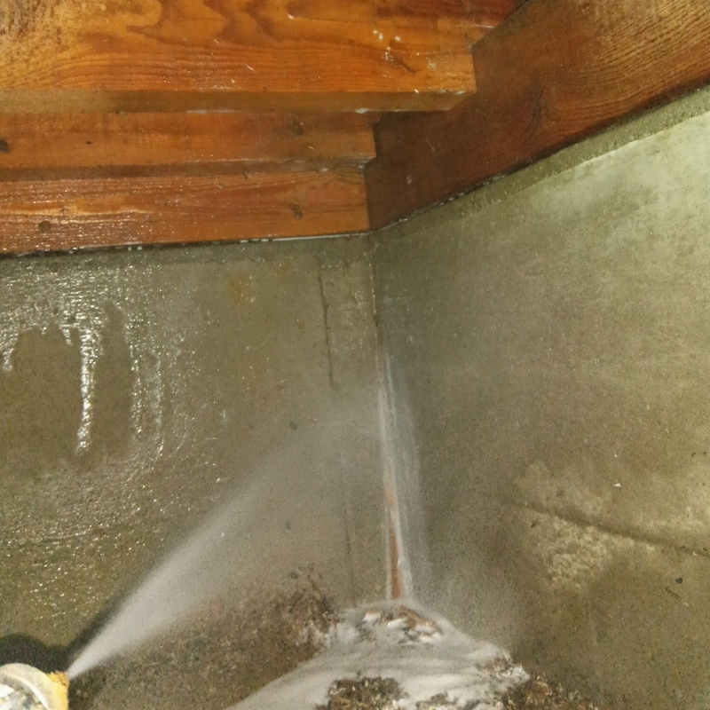 床下の基礎部分にシロアリ駆除剤を散布