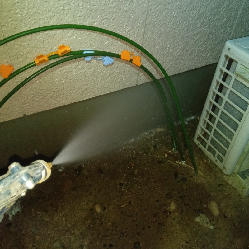 建物の外周にシロアリ駆除剤を散布