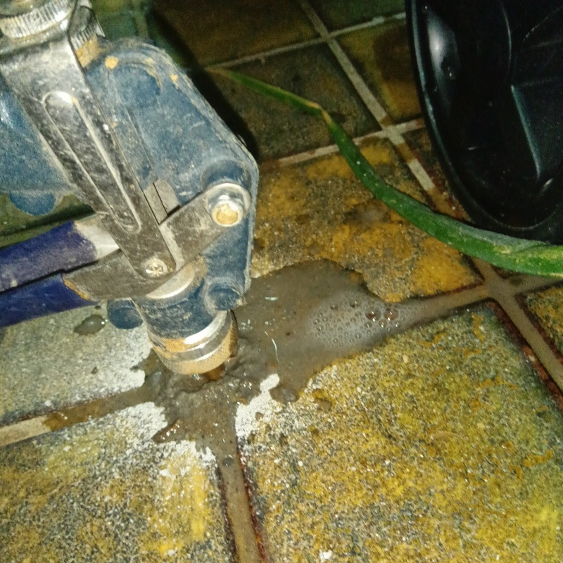 床にシロアリ駆除剤を注入