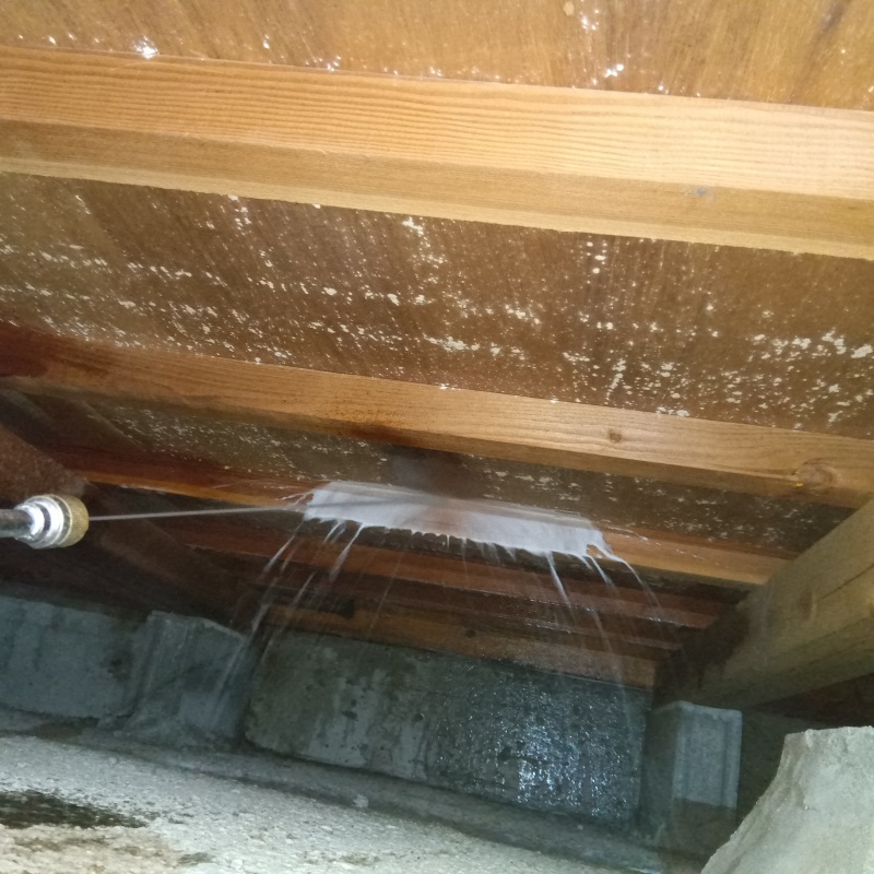 床下の木材にシロアリ駆除剤を散布