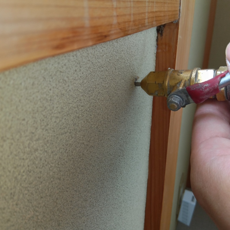 壁にシロアリ駆除剤を注入