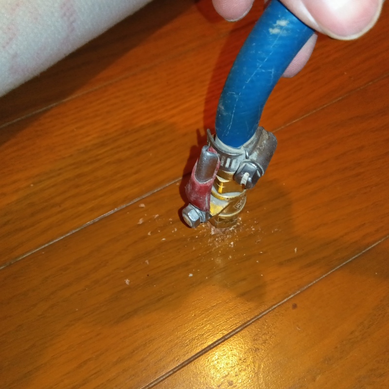 床にシロアリ駆除剤を注入