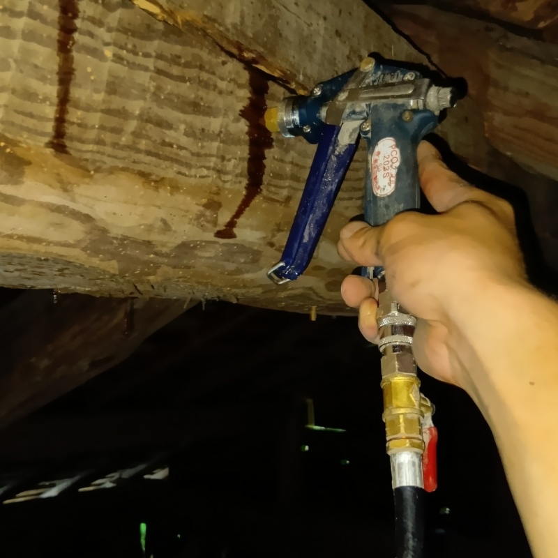 床下木材に穴を開けてシロアリ駆除剤を注入