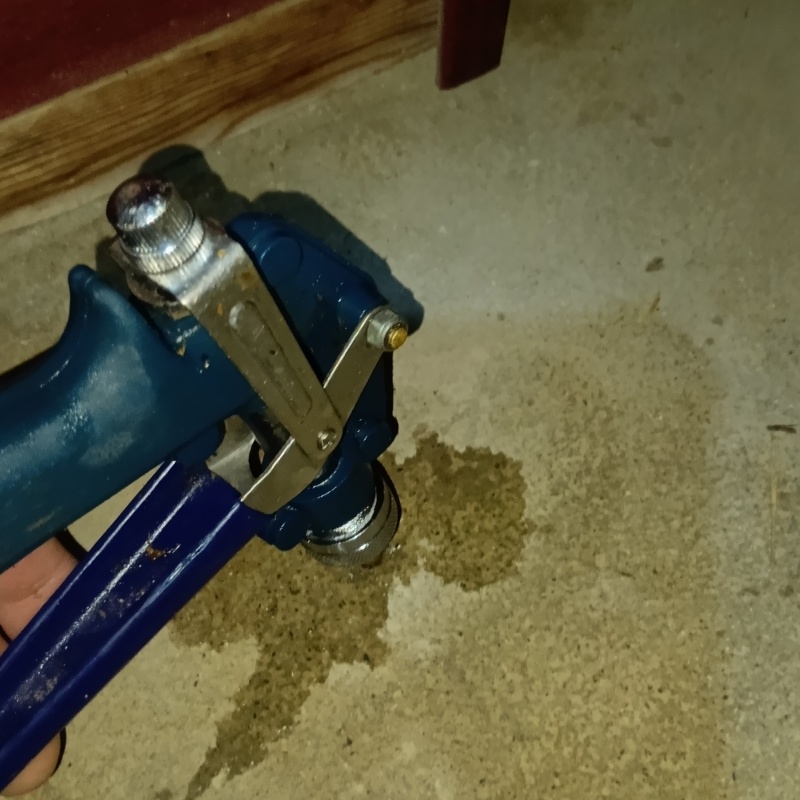 コンクリートに穴を開けてシロアリ駆除剤を注入