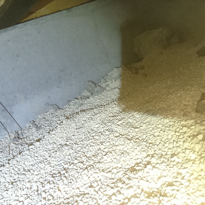 床下に調湿材を敷いている様子