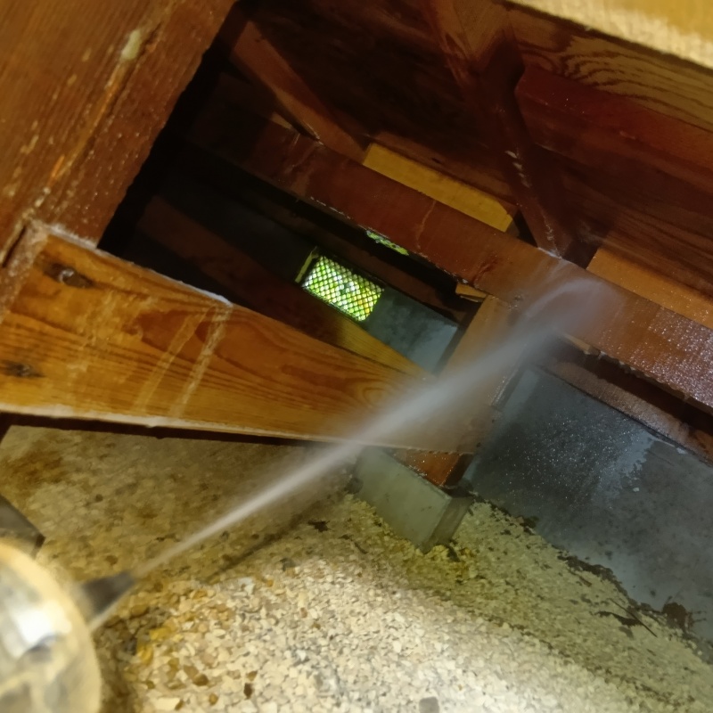 床下木材にシロアリ駆除剤を散布