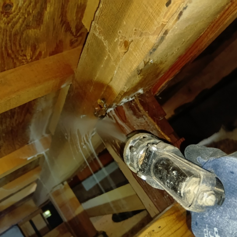 床下木材にシロアリ駆除剤を散布