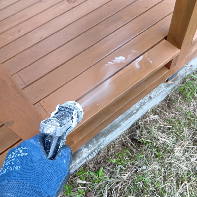 ウッドデッキにシロアリ駆除剤を散布
