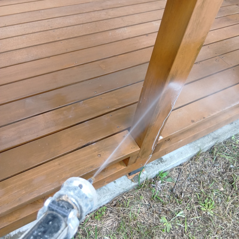 ウッドデッキにシロアリ駆除剤を散布