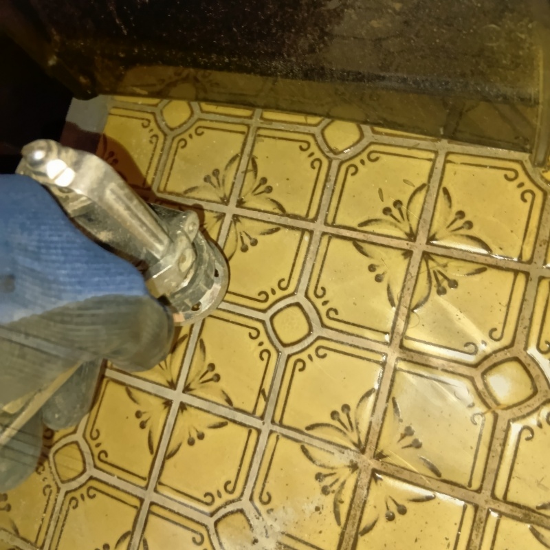 玄関床に穴を開けてシロアリ駆除剤を注入