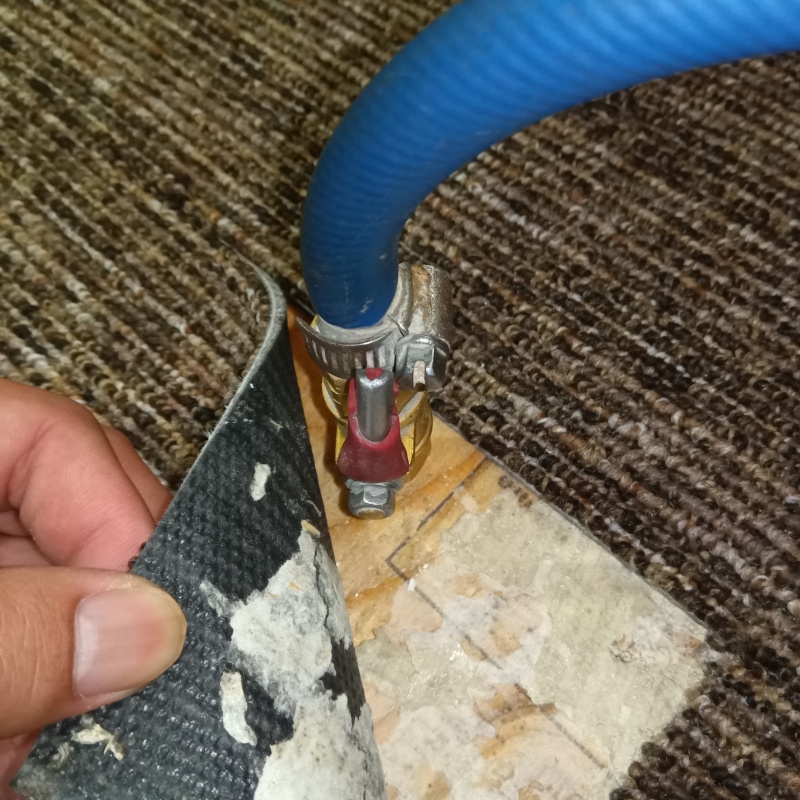 床にシロアリ駆除剤を注入