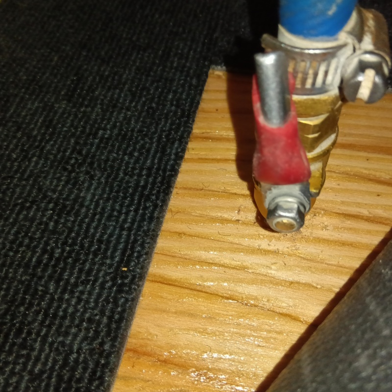 床にシロアリ駆除剤を注入