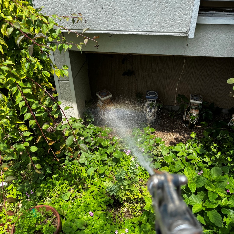 建物外周の土壌にシロアリ駆除剤を散布