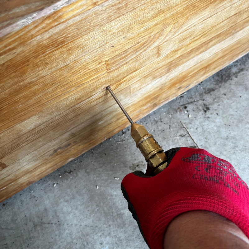 壁材に穴を開けてシロアリ駆除剤を注入