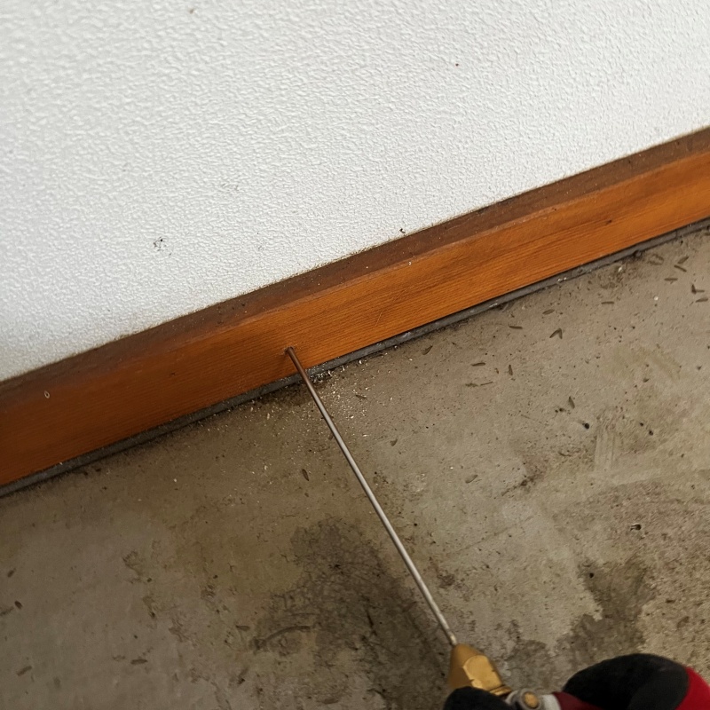 壁内部に直接シロアリ駆除剤を注入