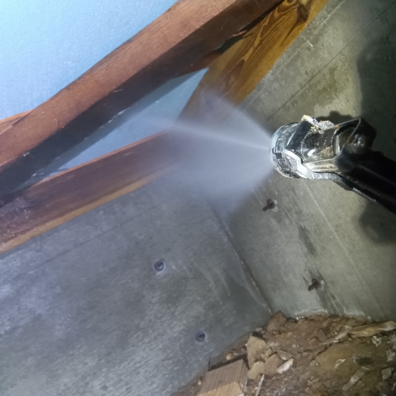床下の木部にシロアリ駆除剤を散布