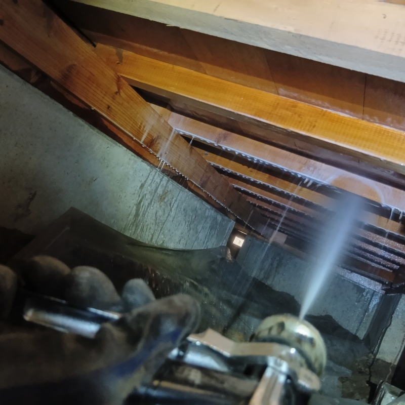 床下の木材にシロアリ駆除剤を散布