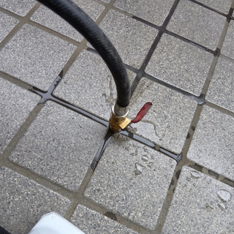 床にシロアリ駆除剤を注入