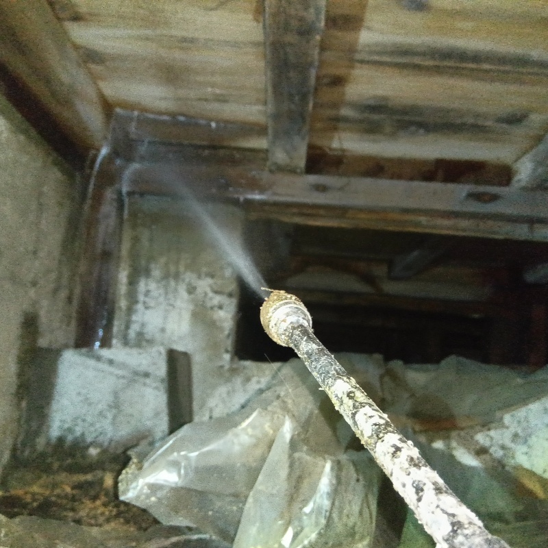 床下の木材にシロアリ駆除剤を散布