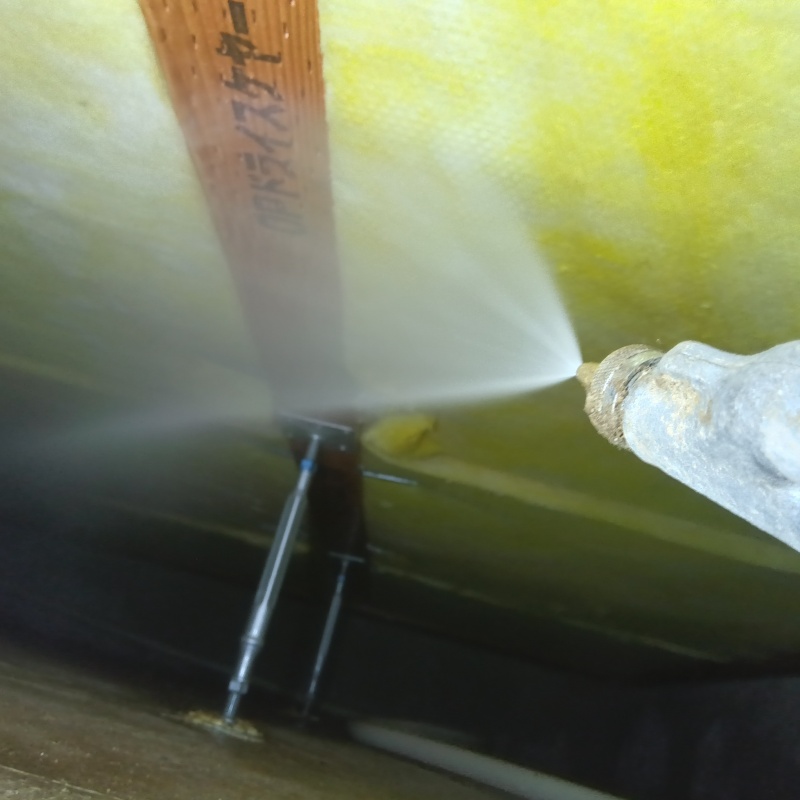 床下の木材に防蟻剤を散布